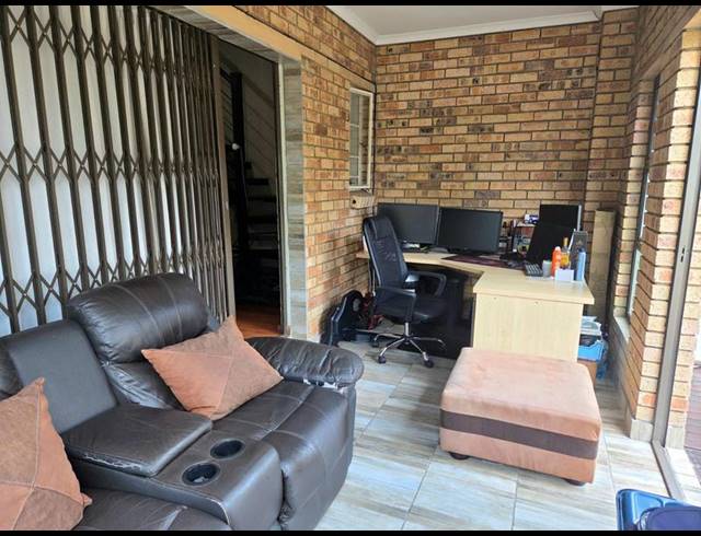 2 BEDROOM TOWNHOUSE FOR SALE IN ROOIHUISKRAAL NORTH